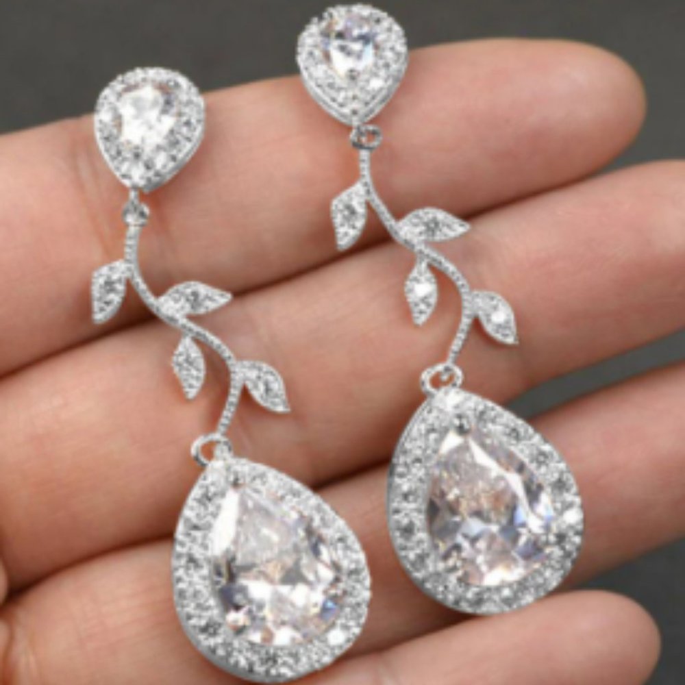 Clear rhinestones dangle earrings